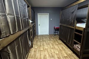 Хостел АрАрАт Позняки. Место в общем 8-местном номере  2